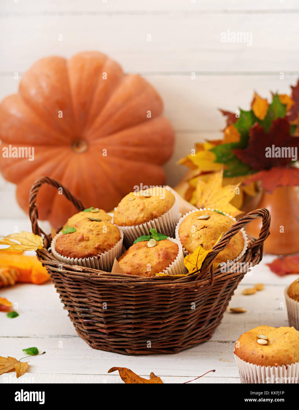 Appetitlich bräunlich und Muffins mit Kürbis und Walnuss. Stockfoto