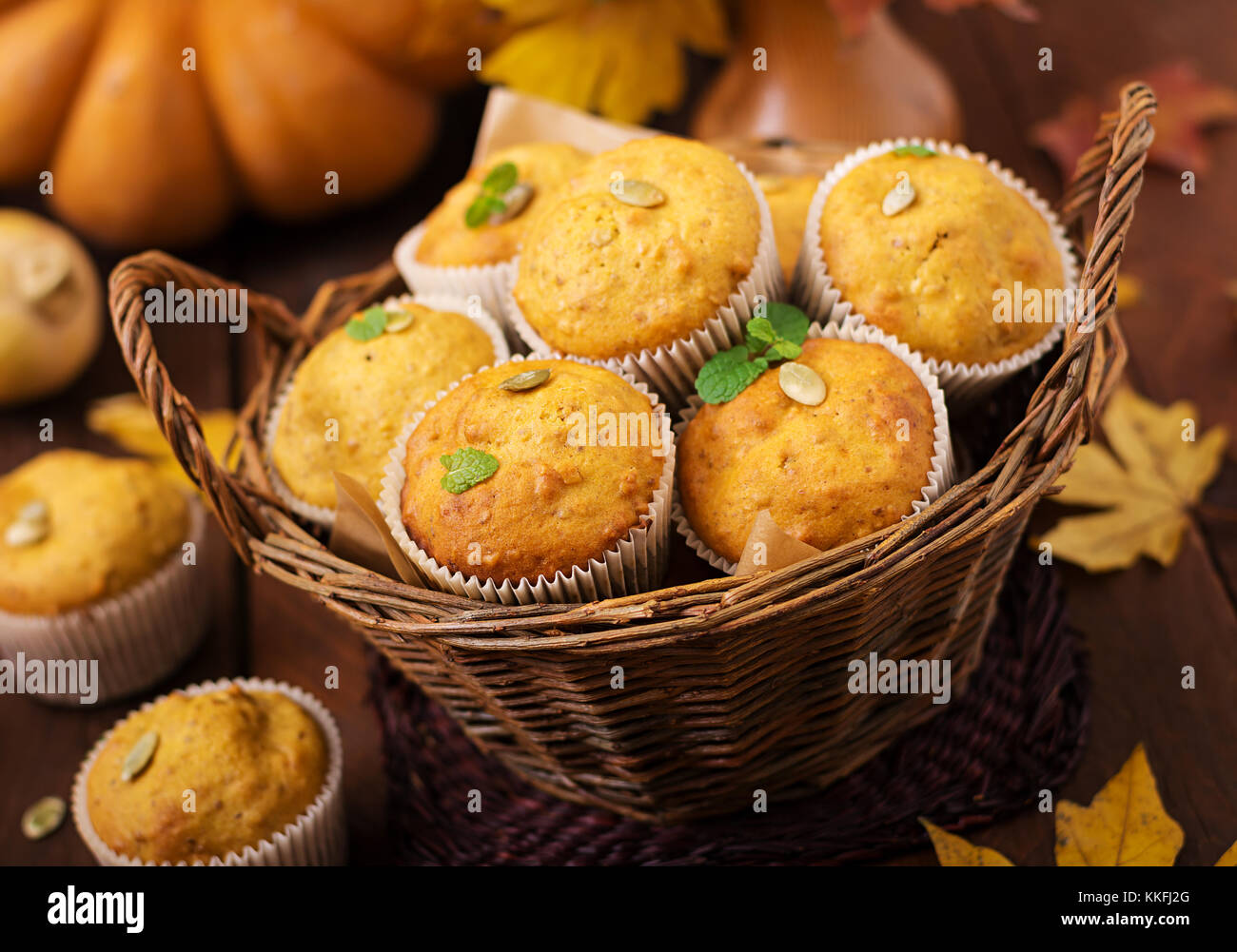 Appetitlich bräunlich und Muffins mit Kürbis und Walnuss. Stockfoto