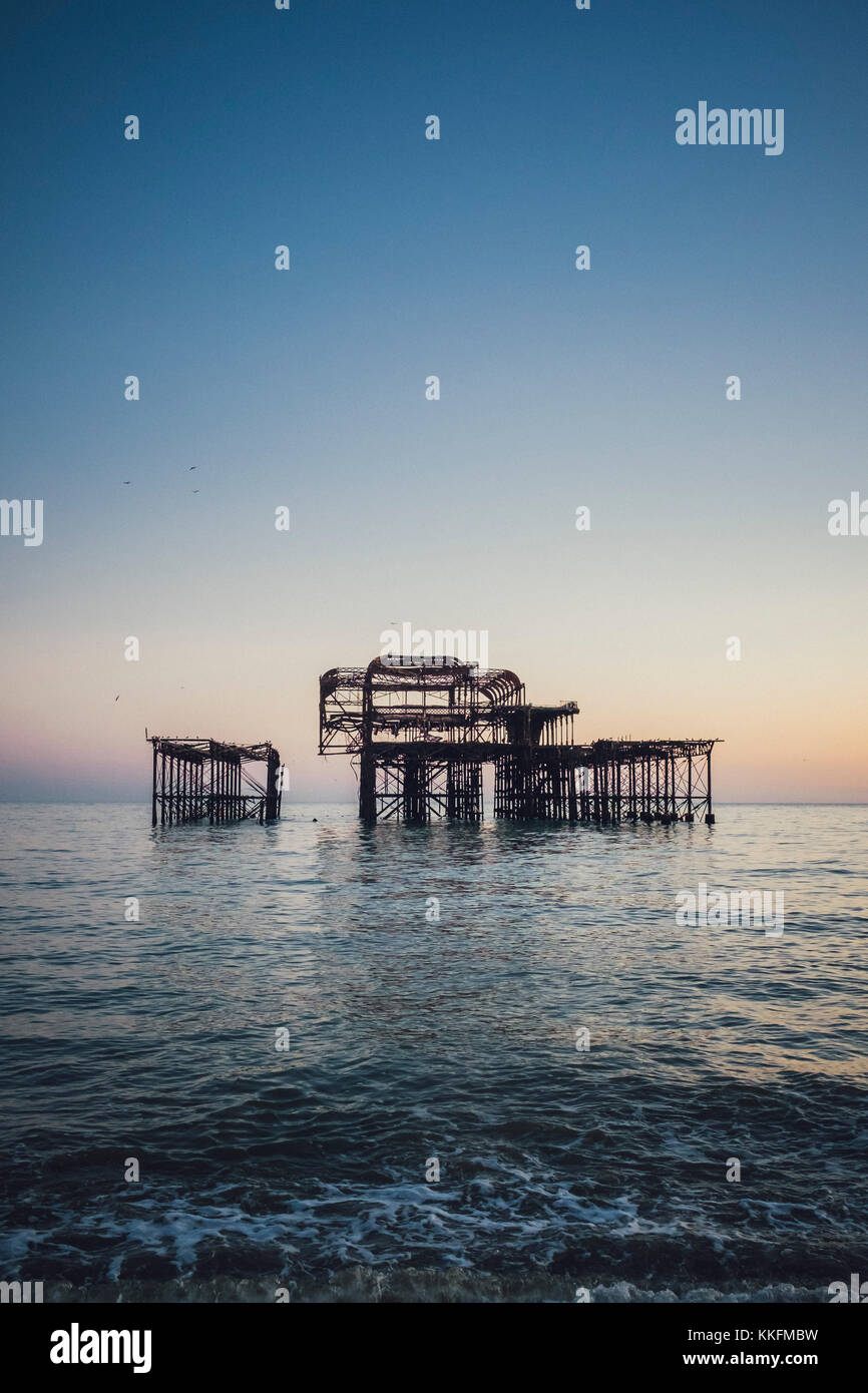 West Pier in der Dämmerung, Brighton, England Stockfoto