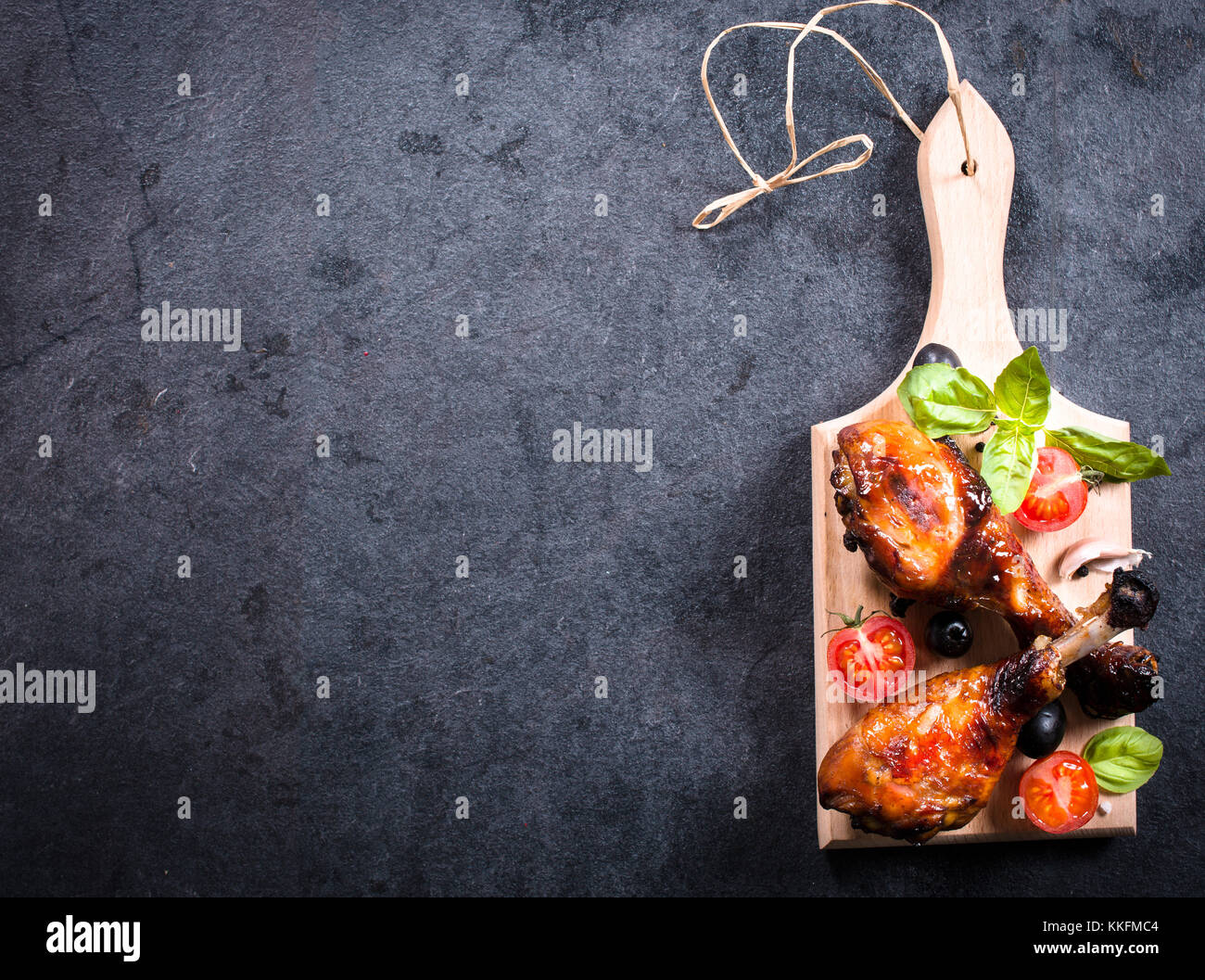 Chicken Drumsticks mit Honig und Gewürzen auf Holzbrett, leeren Raum auf der linken Seite Stockfoto