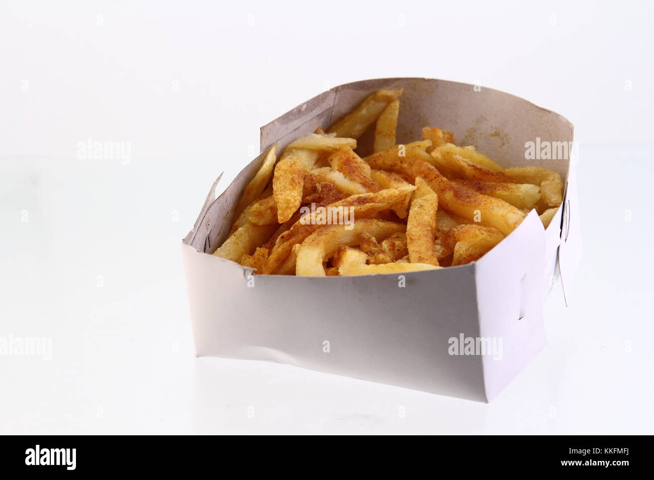 Slap tjips ist eine Südafrikanische umgangssprachlicher Ausdruck für Pommes frites oder frittierten Kartoffelchips Bild auf weißem Hintergrund im Querformat mit Kopie Raum Stockfoto