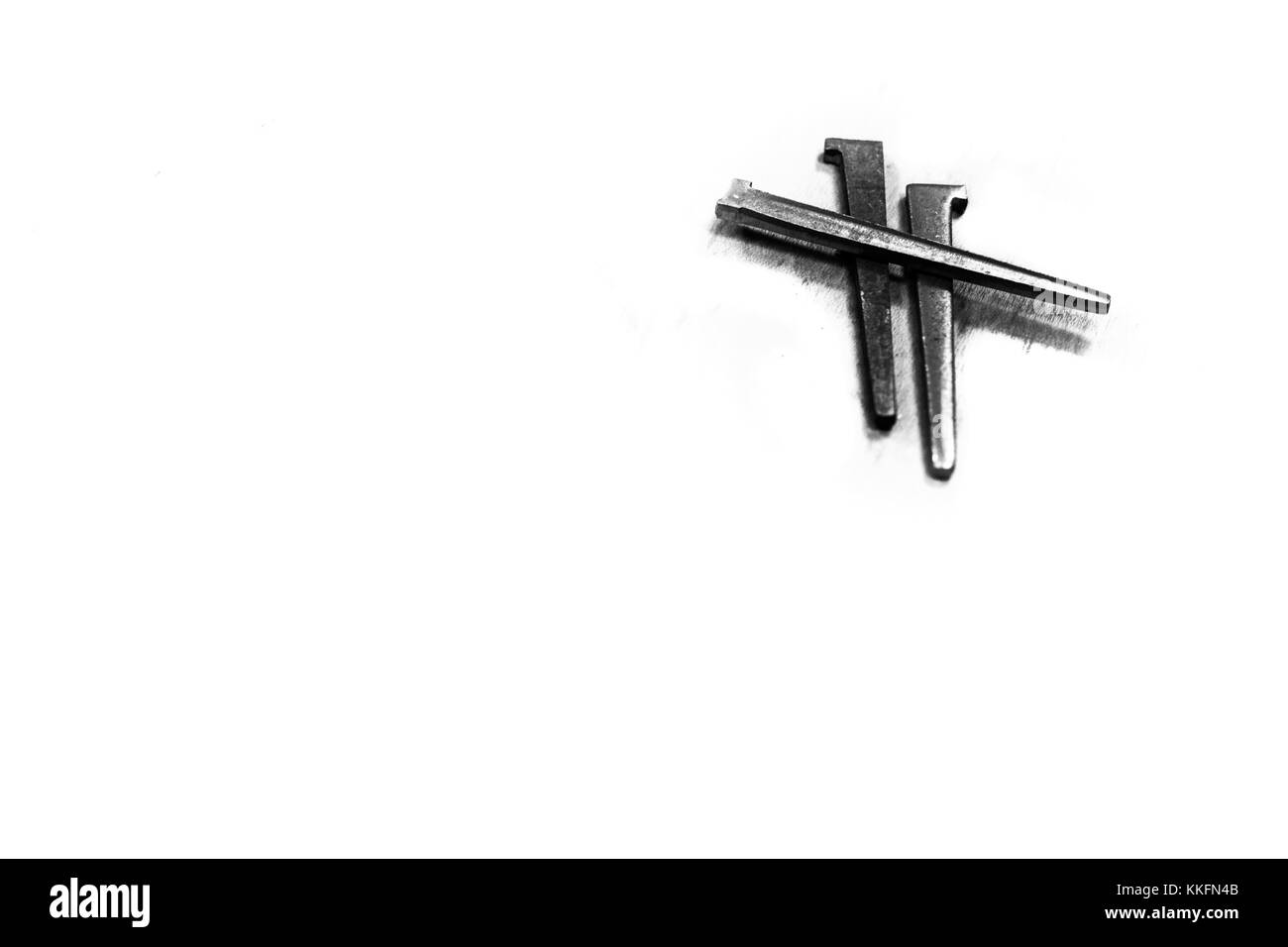 Drei Eisen Spikes/Nägel in der Form des Kreuzes Christi angeordnet. Ostern Symbolik Stockfoto