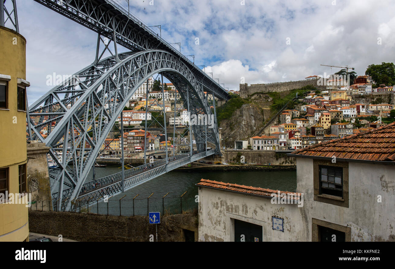 Brücke Ponte Dom Luis I in der Altstadt Ribeira, Porto, Portugal Stockfoto