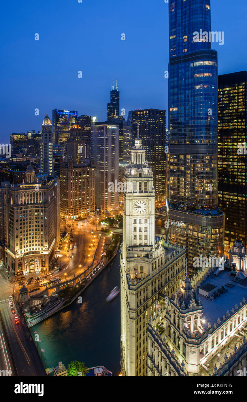 In der Abenddämmerung in der Innenstadt von Chicago, USA Stockfoto