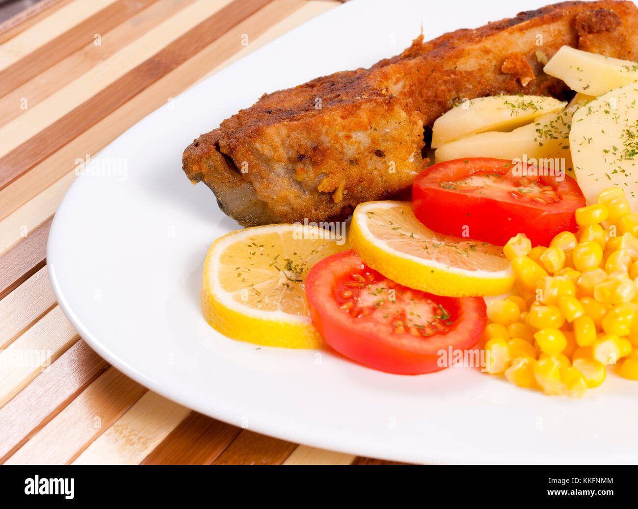 Frittierte Karpfen und Gemüse auf dem Teller Stockfoto