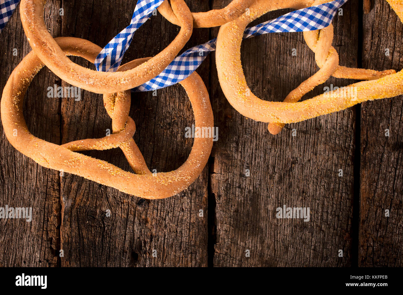 Leinsamen Brezeln von oben auf dem Holztisch mit Leerzeichen Stockfoto