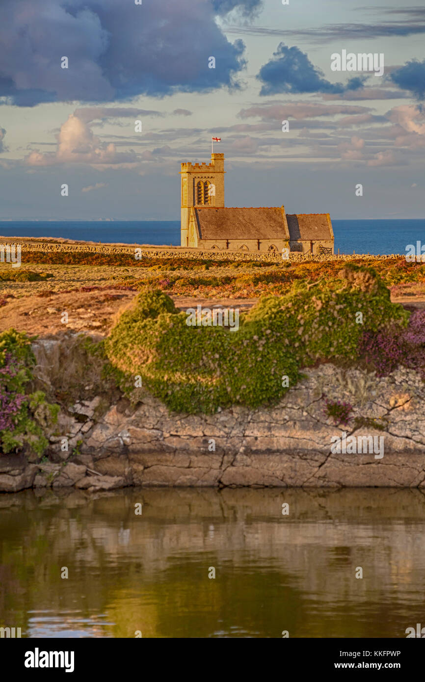 St Helena's Church und Rakete Pole Teich auf Lundy Island, Devon, England, UK im August - St Helens Kirche hdr-Effekt Stockfoto