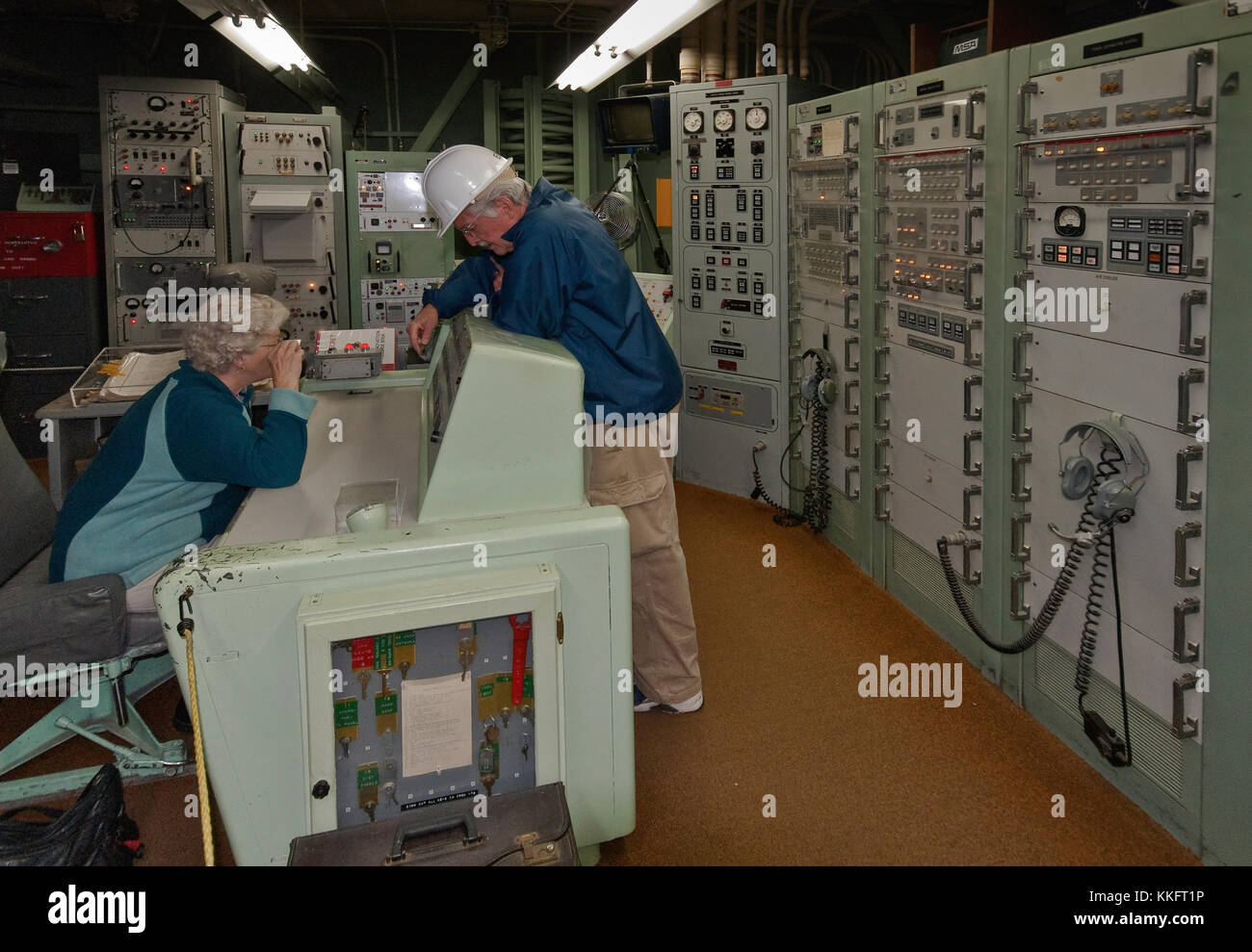 Führer und Besucher im unterirdischen Launch Control Center im Titan Missile Museum in der Nähe von Green Valley, Arizona, USA Stockfoto