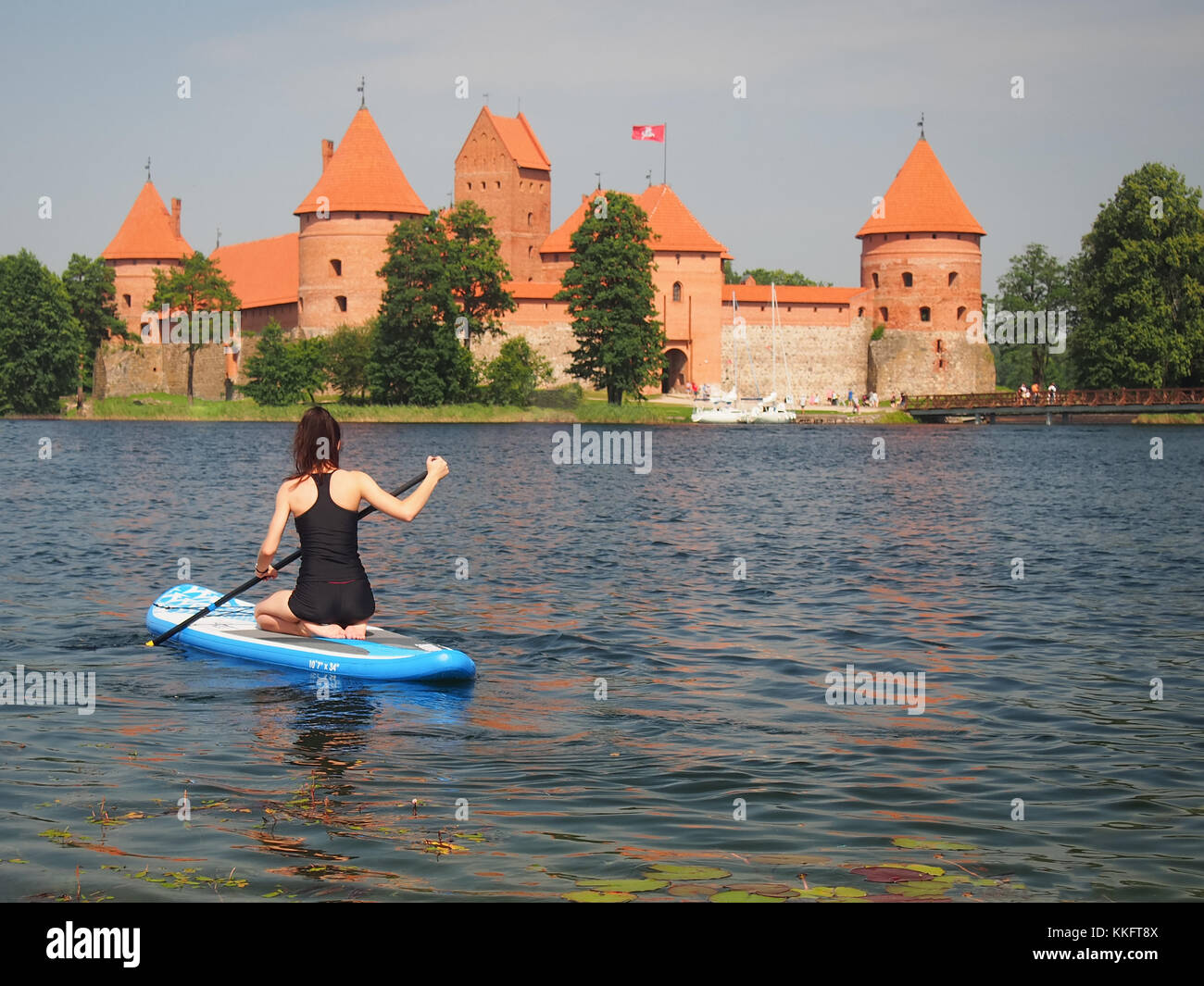Stand Up Paddle Surfing Mädchen an der See vor der Trakai Burg Stockfoto