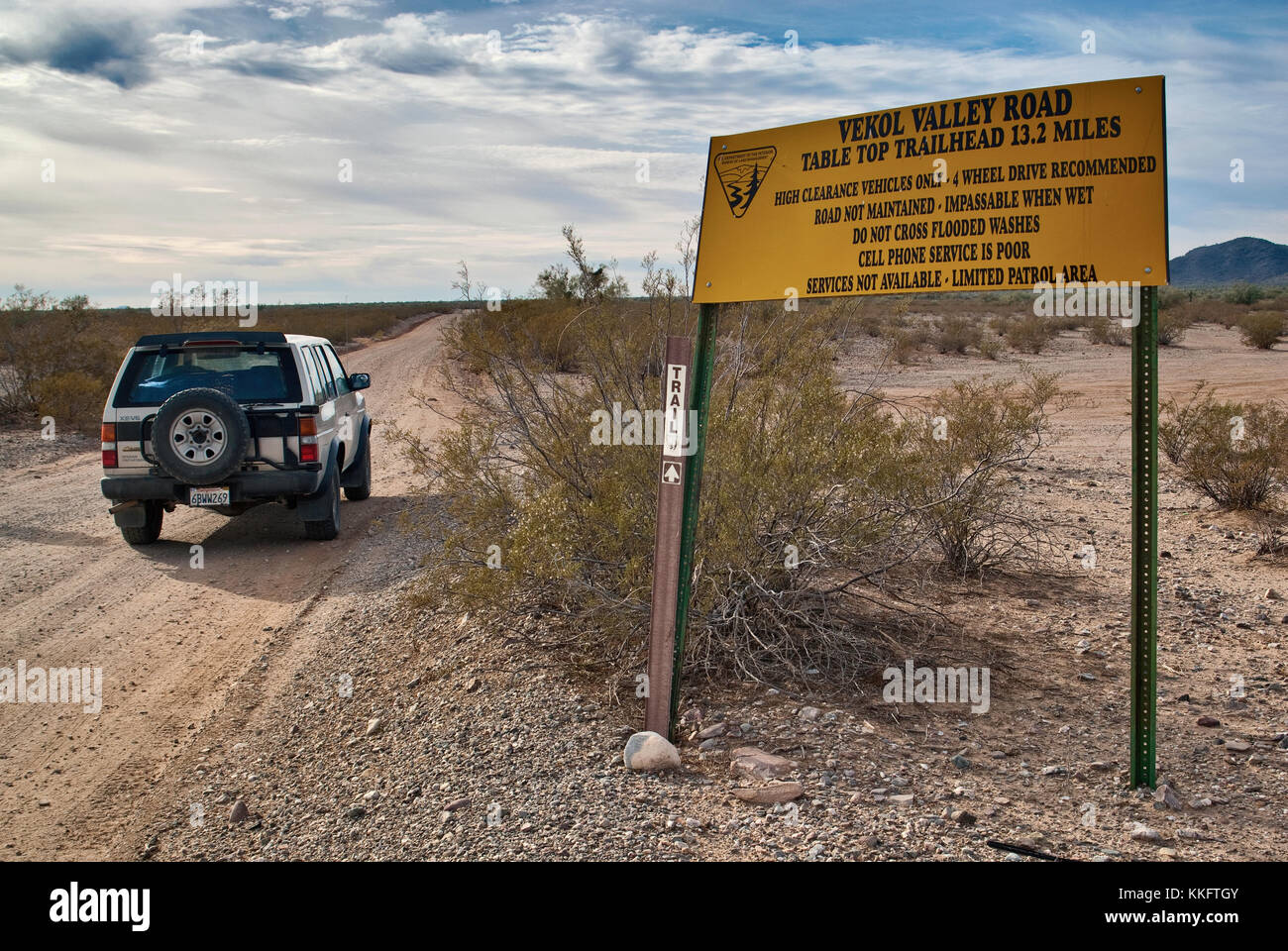 Fahrzeug 4WD am Warnschild an der Vekol Valley Road in Sonoran Desert National Monument, Arizona, USA Stockfoto