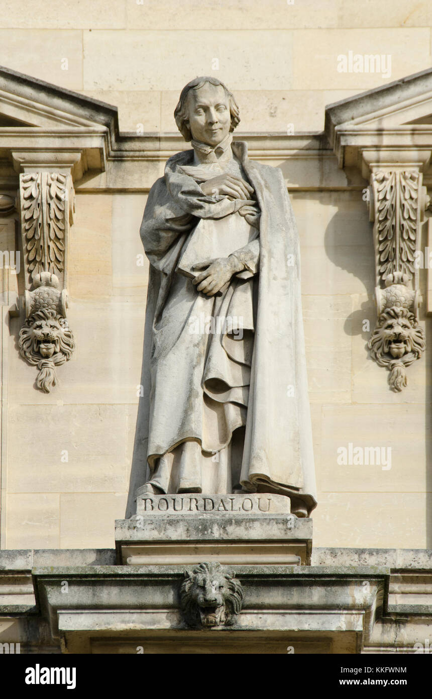 Paris, Frankreich. Palais du Louvre. Statue im Cour Napoleon: Louis Bourdaloue (1632-1704), französischer Jesuit und Prediger. Stockfoto