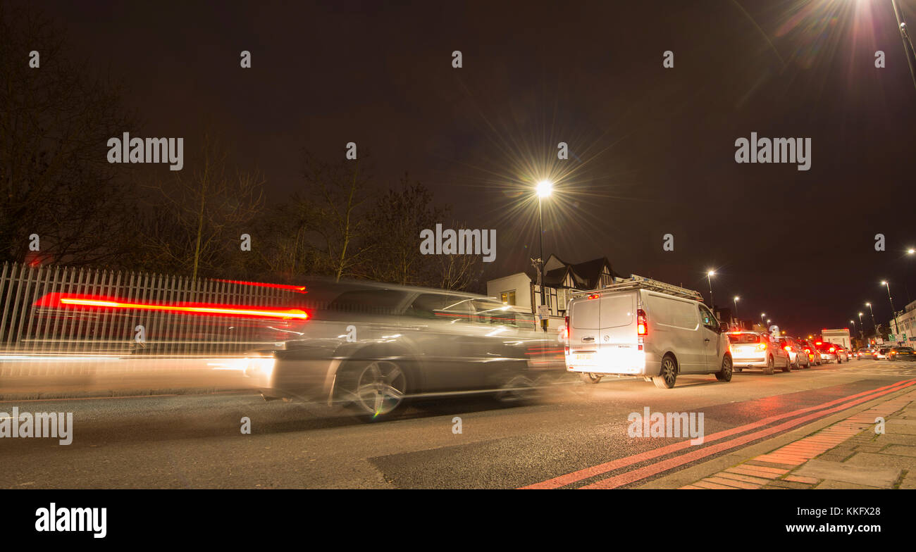 Abendliche Rush Hour im Stadtzentrum von Morden am südlichen Ende der Northern Line, London Borough of Merton, 30. November 2017 Stockfoto