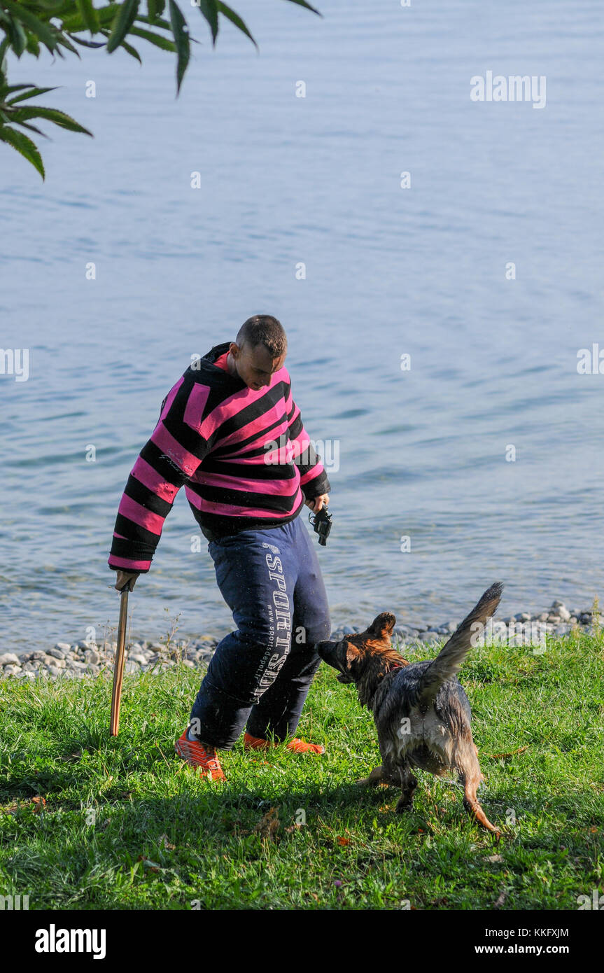 Französische und schweizer Gendarmen nehmen an einer lebensbewehrten Bohrmaschine am Leman See in Savoie, Frankreich, Teil Stockfoto