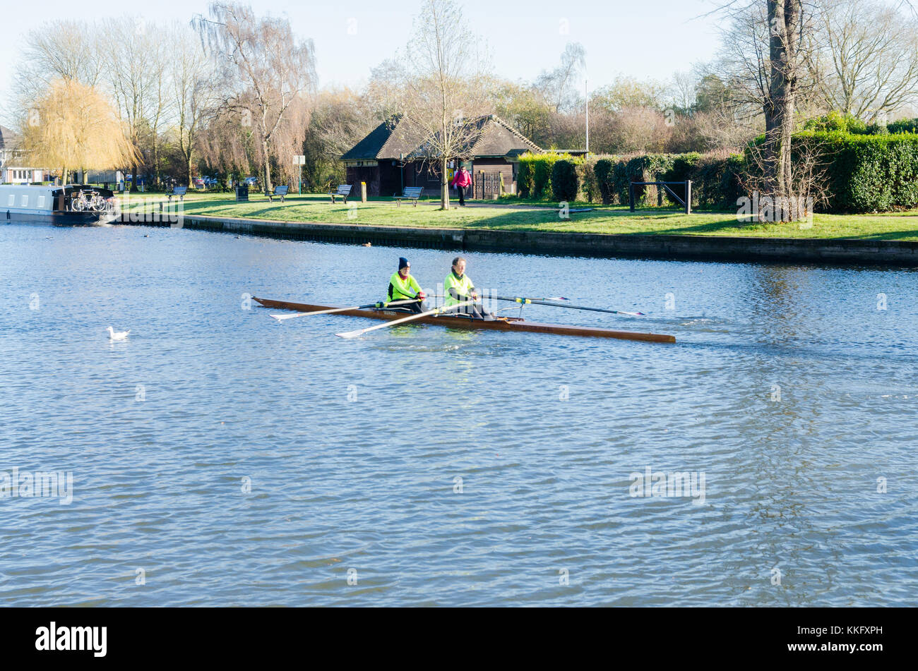 Paar Rudern auf dem Fluss Avon in Stratford-upon-Avon im Winter Stockfoto