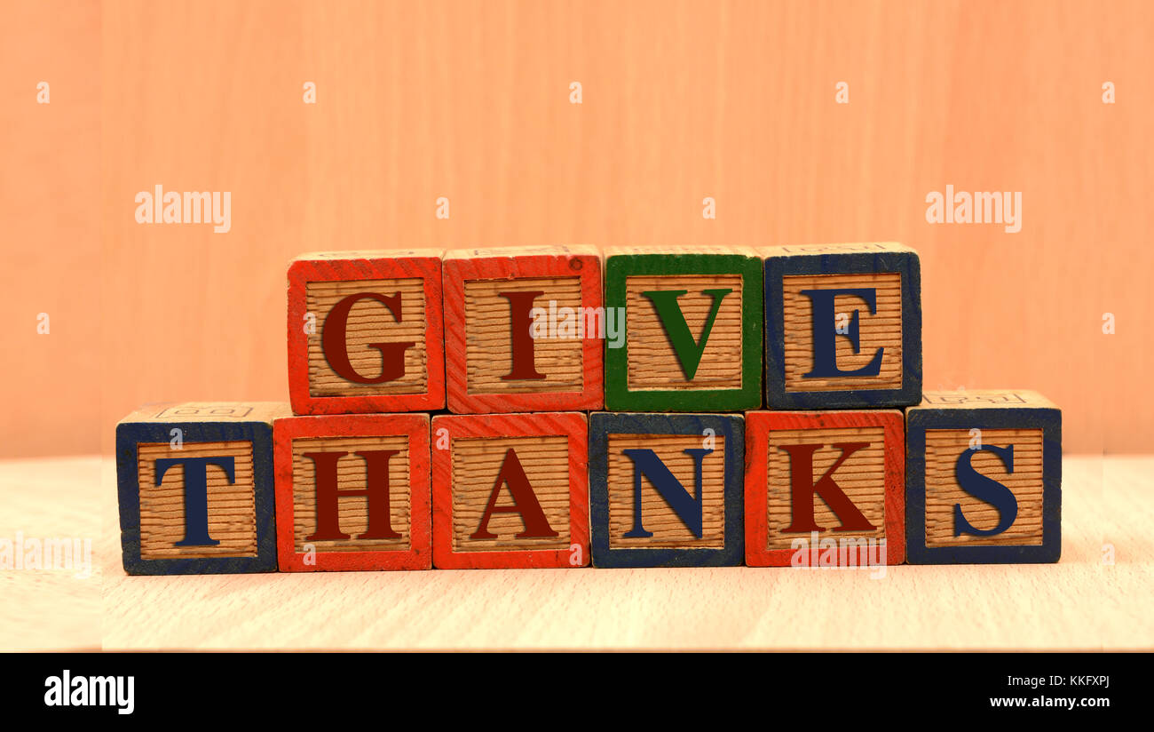 Happy Thanksgiving Worte auf hölzernen Block Dekoration Stockfoto