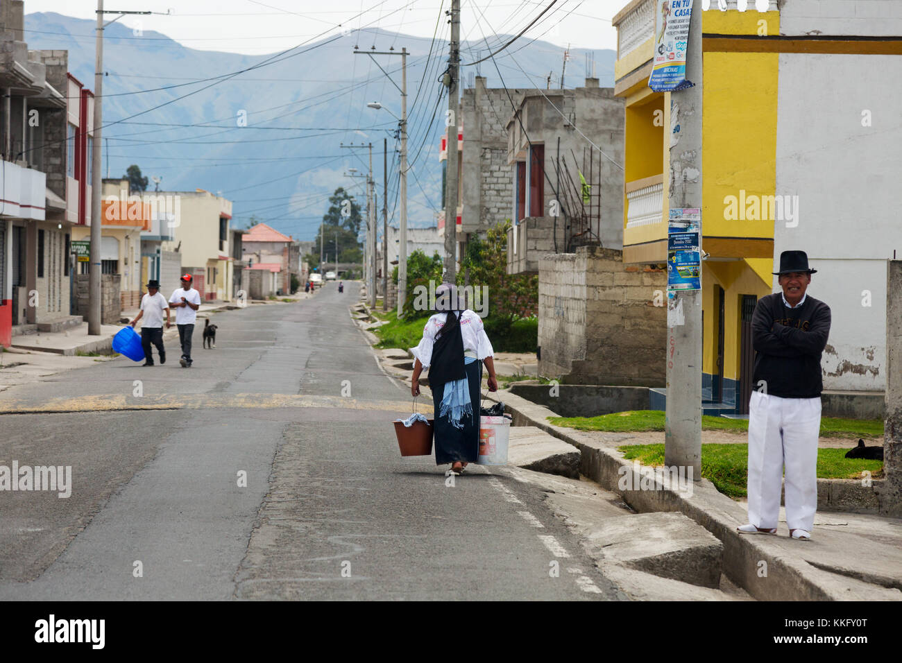 Straßenszene im Dorf Ecuador in der Nähe von Otavalo, Nord-Ecuador, Südamerika Stockfoto