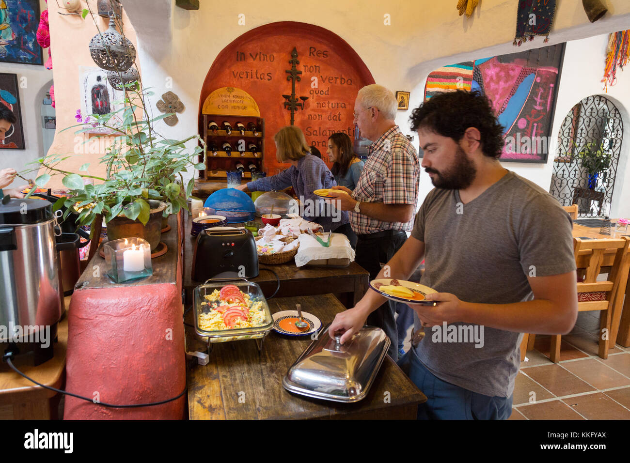 Gäste des Hotels in Ecuador können das Frühstücksbuffet, Hosteria Pantavi, genießen. Otavalo, Ecuador Südamerika Stockfoto