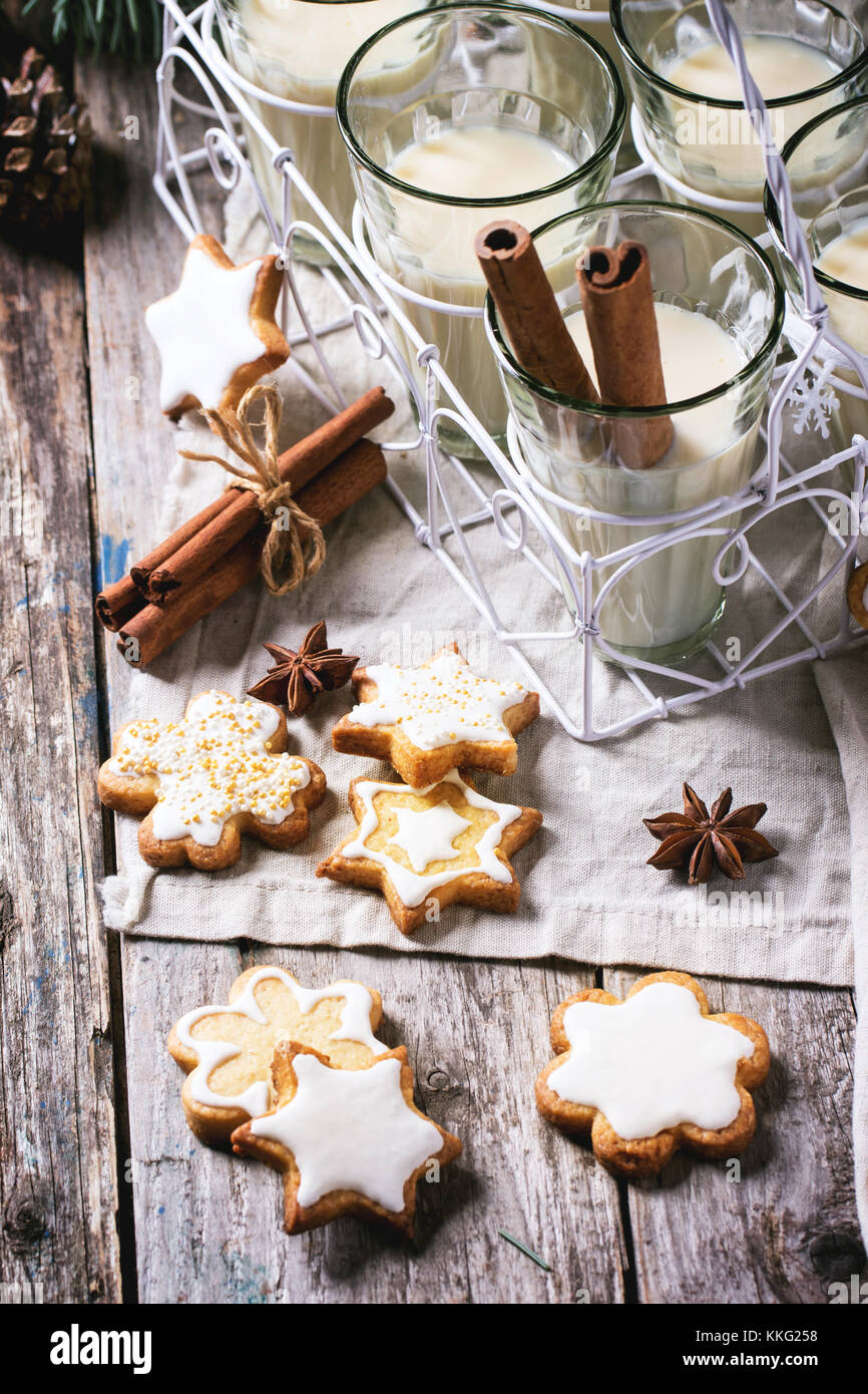 Weihnachtsplätzchen sortiert und Gläser Milch Cocktail, serviert mit Zimtstangen. siehe Serie. Stockfoto