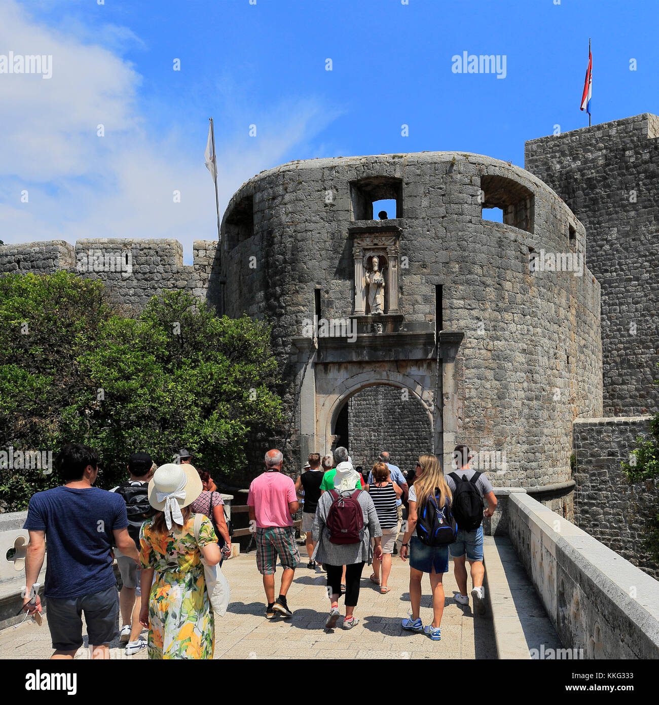 Touristen am Pile Gate in Dubrovnik, Dubrovnik-Neretva County, Dalmatinische Küste, Adria, Kroatien, Balkan, Europa. Dubrovnik ist ein UNESCO-W Stockfoto