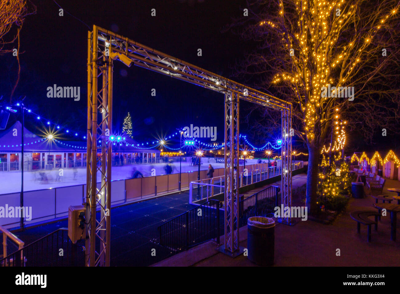 Royal Tunbridge Wells Eisbahn in der Nacht, im Winter, touristische Attraktion Eislaufen im calverley Park Tunbridge Wells Kent, South East England Stockfoto