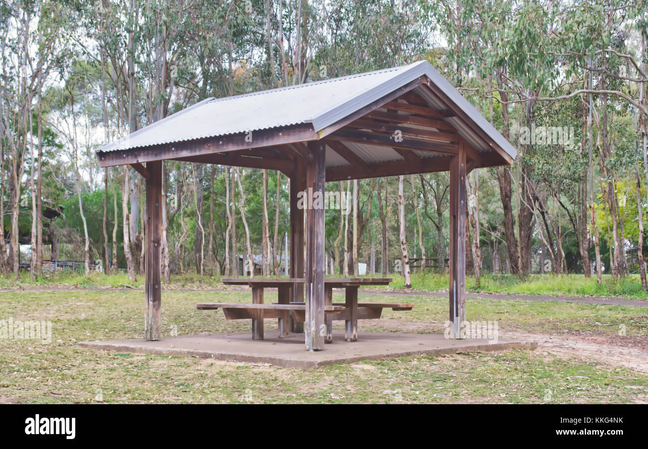 Eine einfache Picknick mit einem Tisch und Bänken in einer Reservierung zu vergießen. Stockfoto