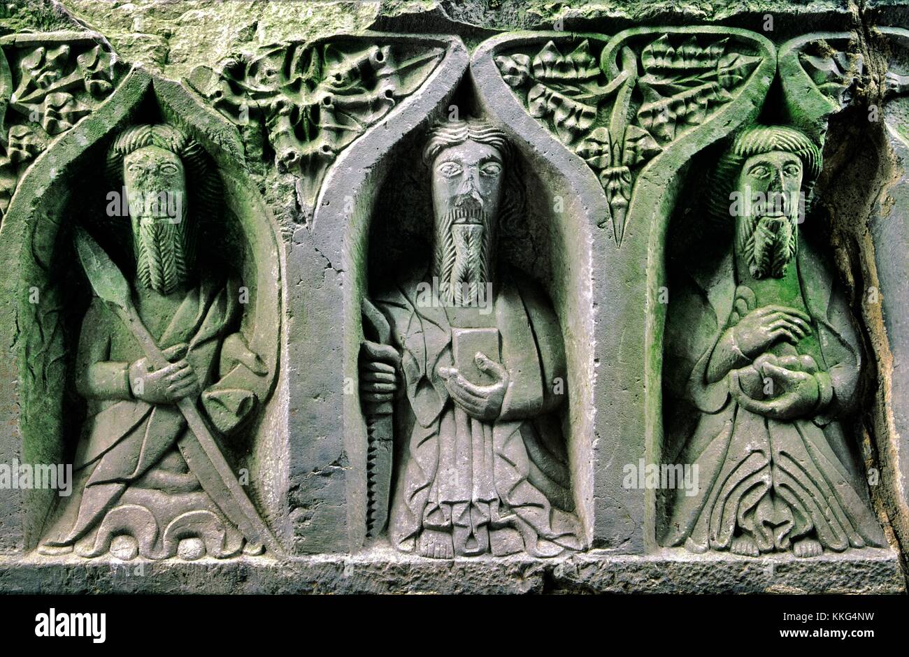 Jerpoint Abbey, Grafschaft Kilkenny, Irland. Stein gehauen christliche Heiligen Weepers auf der Seitenwand des Grabes 16 C. genannt. Stockfoto