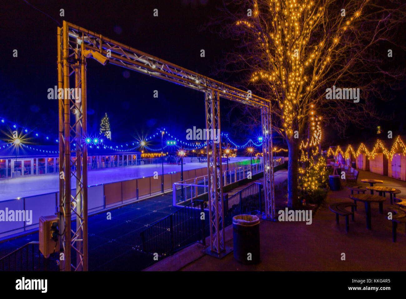 Royal Tunbridge Wells Eisbahn in der Nacht, im Winter, touristische Attraktion Eislaufen im calverley Park Tunbridge Wells Kent, South East England Stockfoto