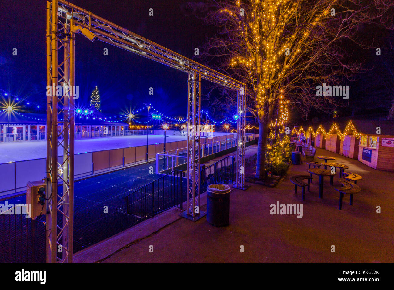 Royal Tunbridge Wells Eisbahn in der Nacht, im Winter, touristische Attraktion Eislaufen im calverley Park Tunbridge Wells Kent, South East England Stockfoto