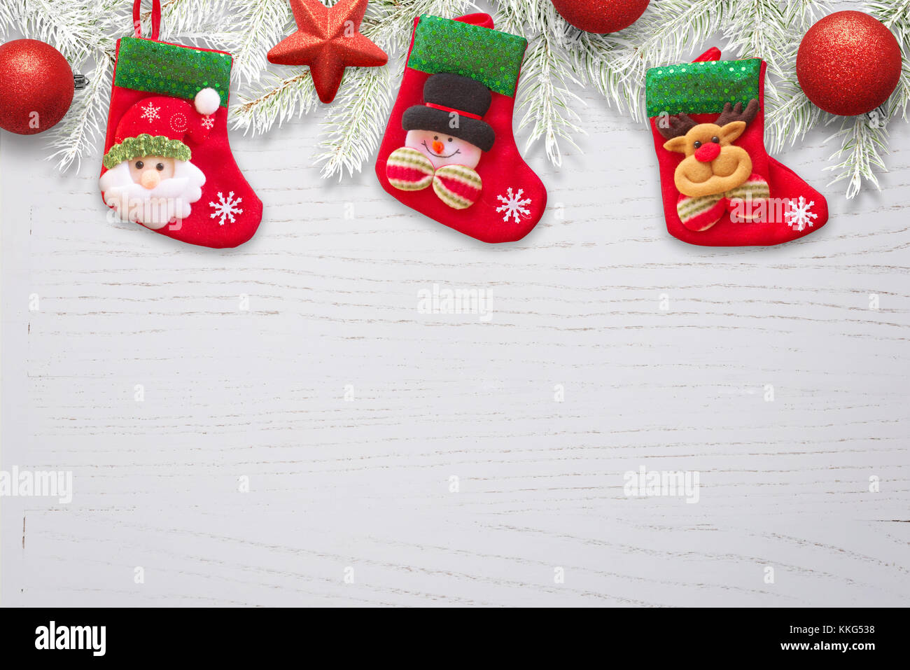 Socke Warten auf den Weihnachtsmann Weihnachten Geschenke auf whiteee Schreibtisch aus Holz mit Verzierungen nad Tannenzweigen. Stockfoto