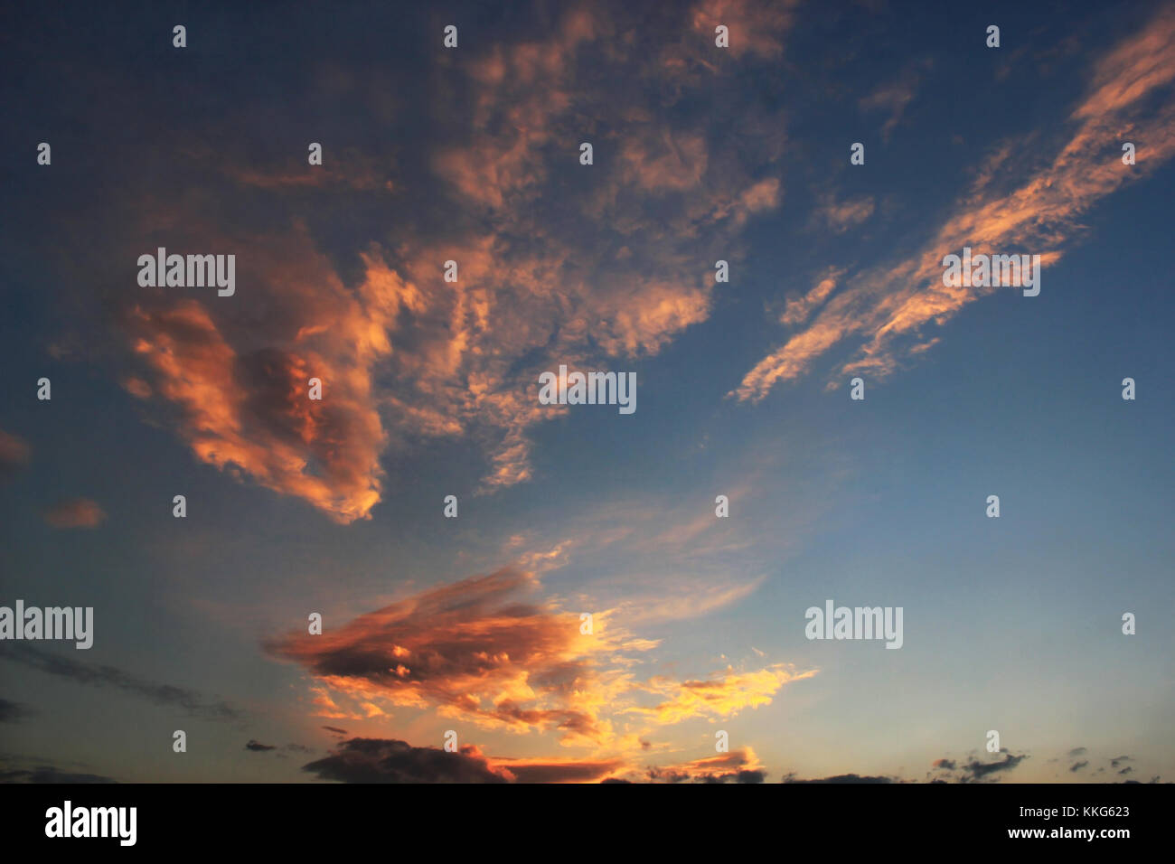 Horizontale Foto eines wunderschönen Sonnenuntergang Himmel voller Wolken und warme Farben. Stockfoto