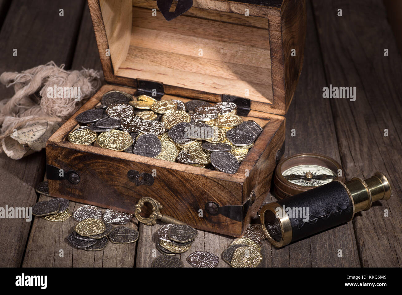 Schatzkiste aus Massivholz mit Goldmünzen gefüllt