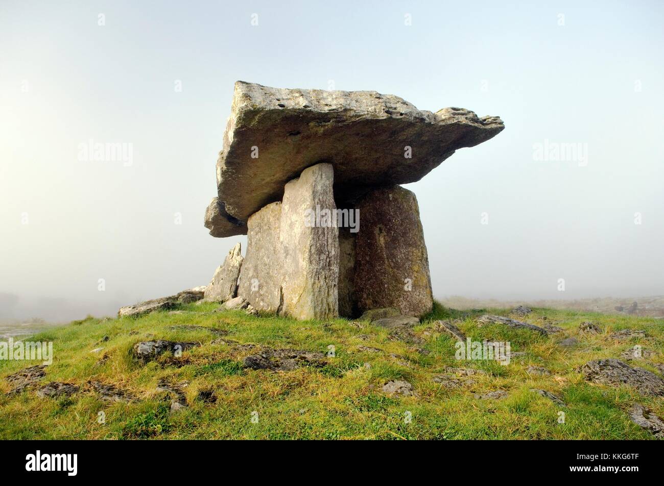 Prähistorischen Steinzeit Poulnabrone Dolmen Grab auf dem Burren Kalkstein Hochebene in der Nähe der Cliffs of Moher, County Clare, Irland. Stockfoto