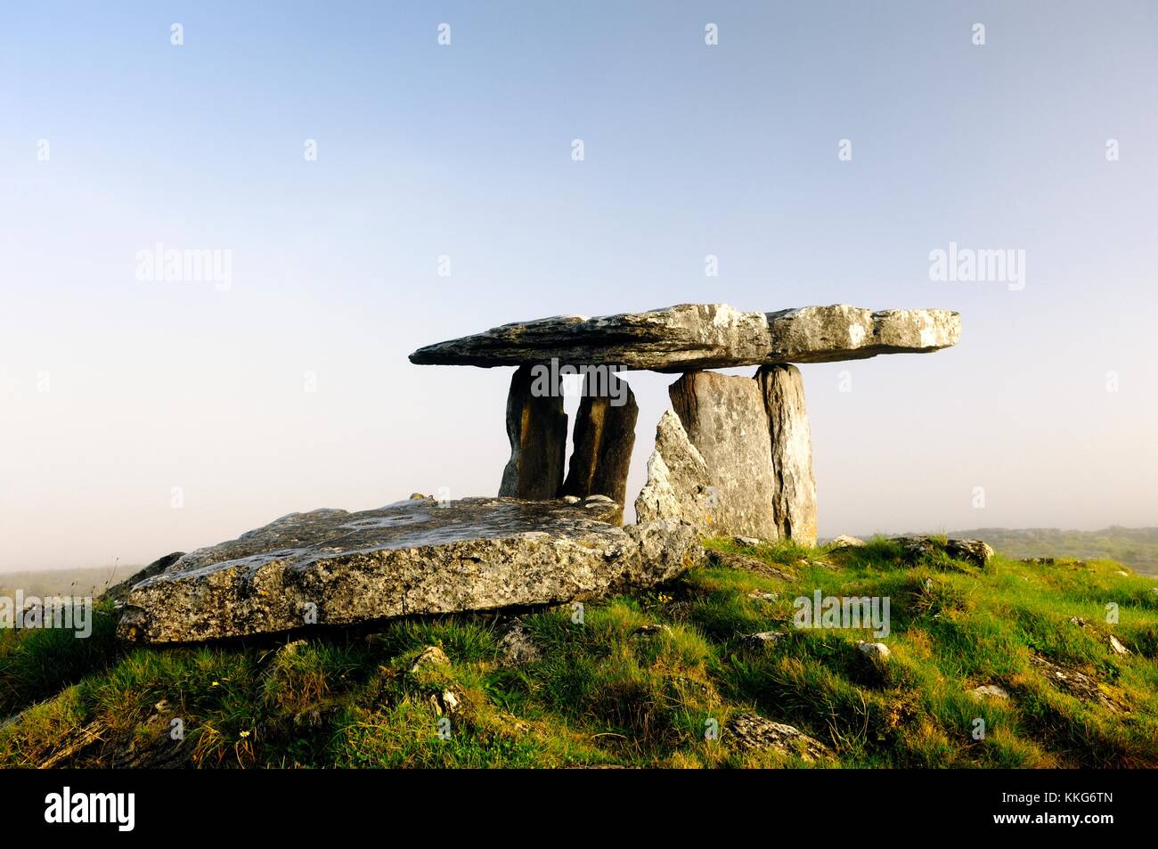 Prähistorischen Steinzeit Poulnabrone Dolmen Grab auf dem Burren Kalkstein Hochebene in der Nähe der Cliffs of Moher, County Clare, Irland Stockfoto