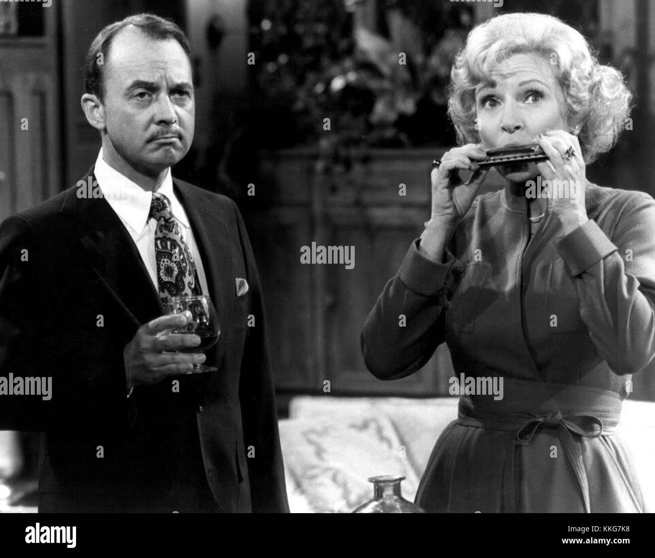 John Hillerman und Betty White traten 1977 in der Betty White Show auf. Die Show zeigte verschiedene Gaststars und wurde bekannt für ihren fröhlichen Humor und Betty Whites Charme als Moderator. Hillerman trug zu den komödiantischen Elementen der Show bei und trug zu ihrem Erfolg bei. Stockfoto