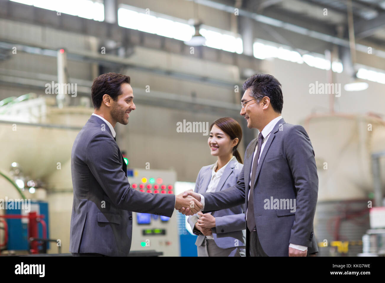 Geschäft Leute die Hände schütteln im Werk Stockfoto