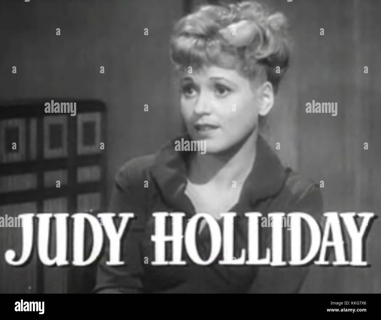 Judy Holliday ist im Trailer zu dem Film *Adam's Rib* (1949) zu sehen, einer klassischen amerikanischen Komödie, in der sie neben Spencer Tracy und Katharine Hepburn spielte. Der Film befasst sich mit einem Rechtsstreit zwischen verheirateten Anwälten. Stockfoto