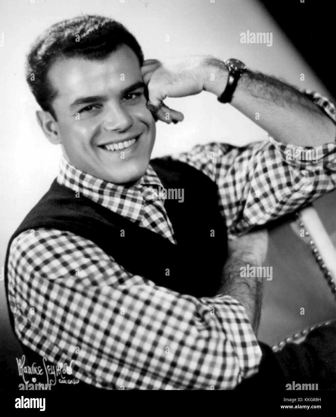 Julius La Rosa, ein US-amerikanischer Sänger, wurde in den 1950er Jahren durch seinen sanften Gesang und seine populären Lieder berühmt. Sein Werk von 1955 spiegelt die goldene Ära der Musikindustrie und die Evolution der Pop- und traditionellen Musik wider. Stockfoto