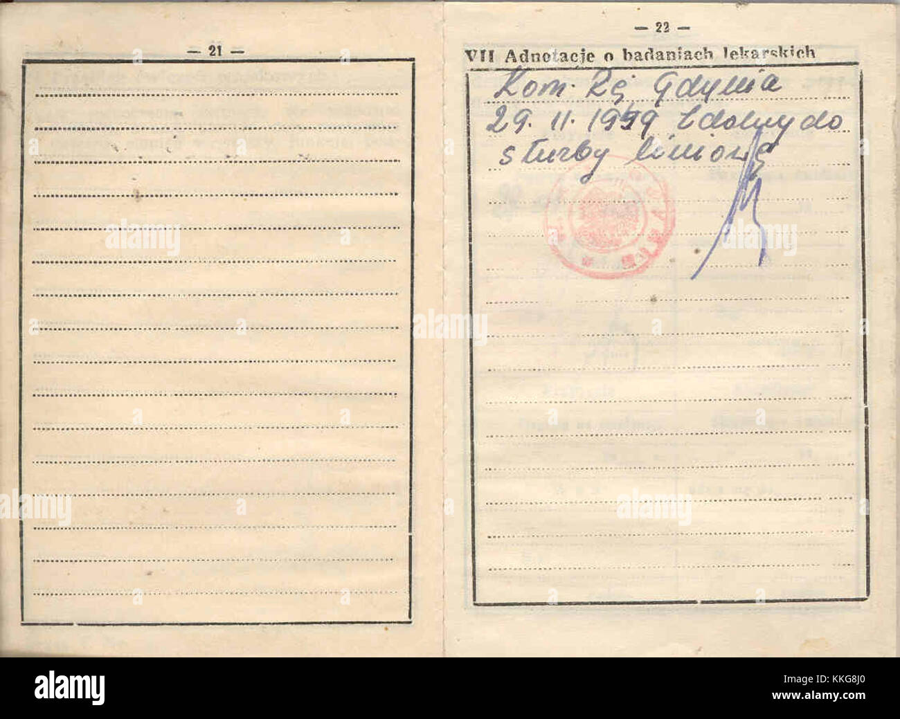 Das KsiÄ… Å¼eczka Wojskowa, ein polnisches Militärbuch aus dem Jahr 1955, enthält wesentliche Angaben zum Militärdienst der holderâ. Dieses Dokument ist eine wichtige historische Aufzeichnung aus der Zeit nach dem Zweiten Weltkrieg in Polen. Stockfoto