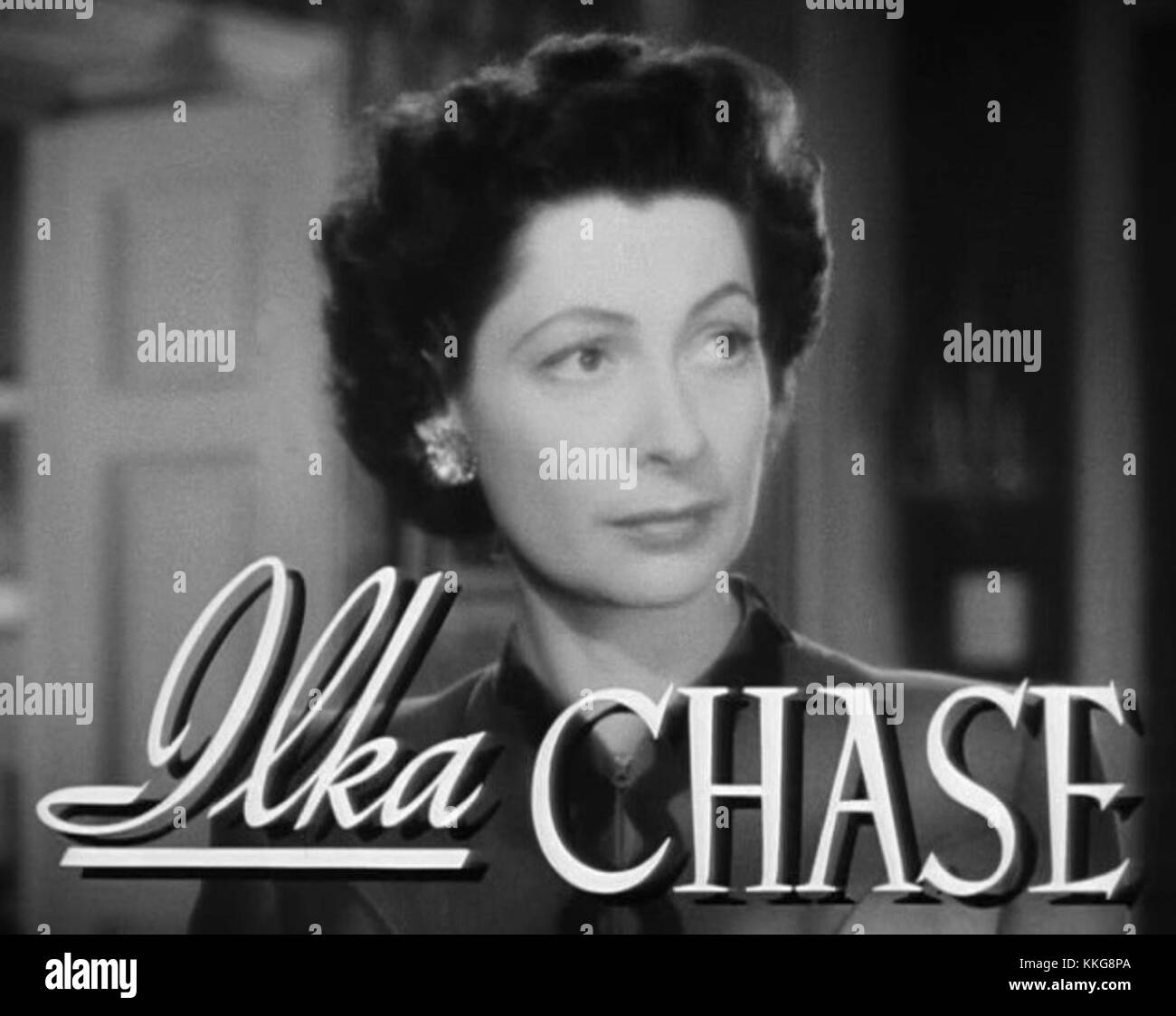 Ilka Chase erscheint im Trailer des Filmklassikers *Now Voyager* aus dem Jahr 1942. Sie ist bekannt für ihre Rolle im Film und trägt zur Erzählung in Zeiten sozialer und persönlicher Herausforderungen bei. Der Film beschäftigt sich mit Themen wie persönlichem Wachstum und Transformation. Stockfoto