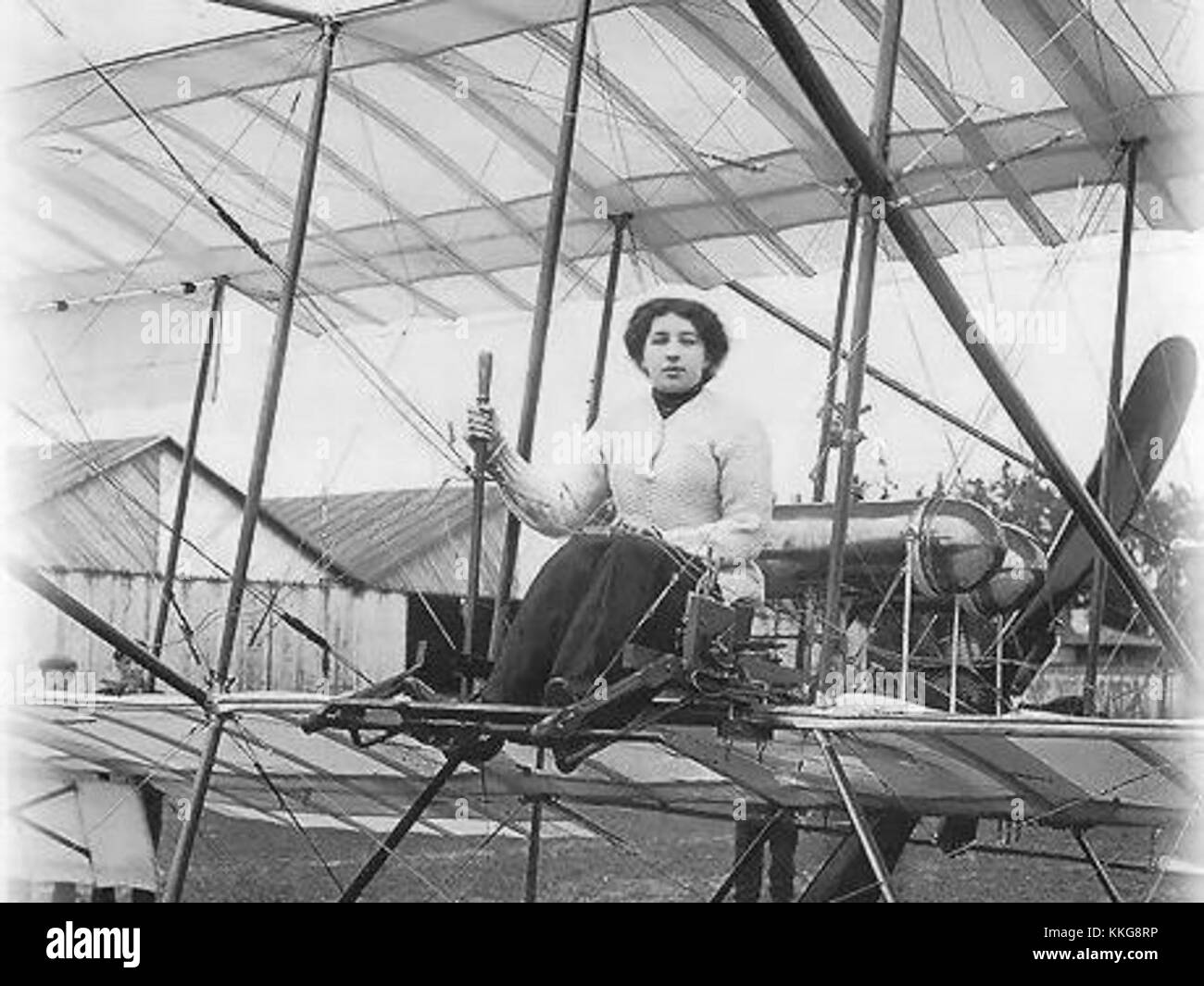 Lidija Zwereva (1890–1916) war Russlands erste Pilotin, die 1911 ihre Pilotenlizenz erhielt. Sie führte Kunstflugmanöver durch, einschließlich eines Morane-Monoplans im Jahr 1914, und war Mitbegründer einer Flugzeugfabrik in Riga. Stockfoto
