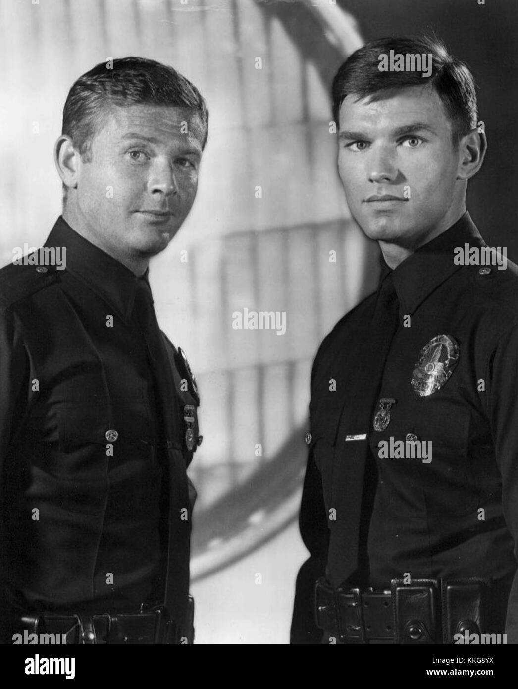 Adam-12* (1970) spielte Martin Milner und Kent McCord in den Hauptrollen, die Polizisten in Los Angeles darstellten. Die Serie schilderte die tägliche Arbeit der Polizeibeamten in realistischer Weise. Stockfoto