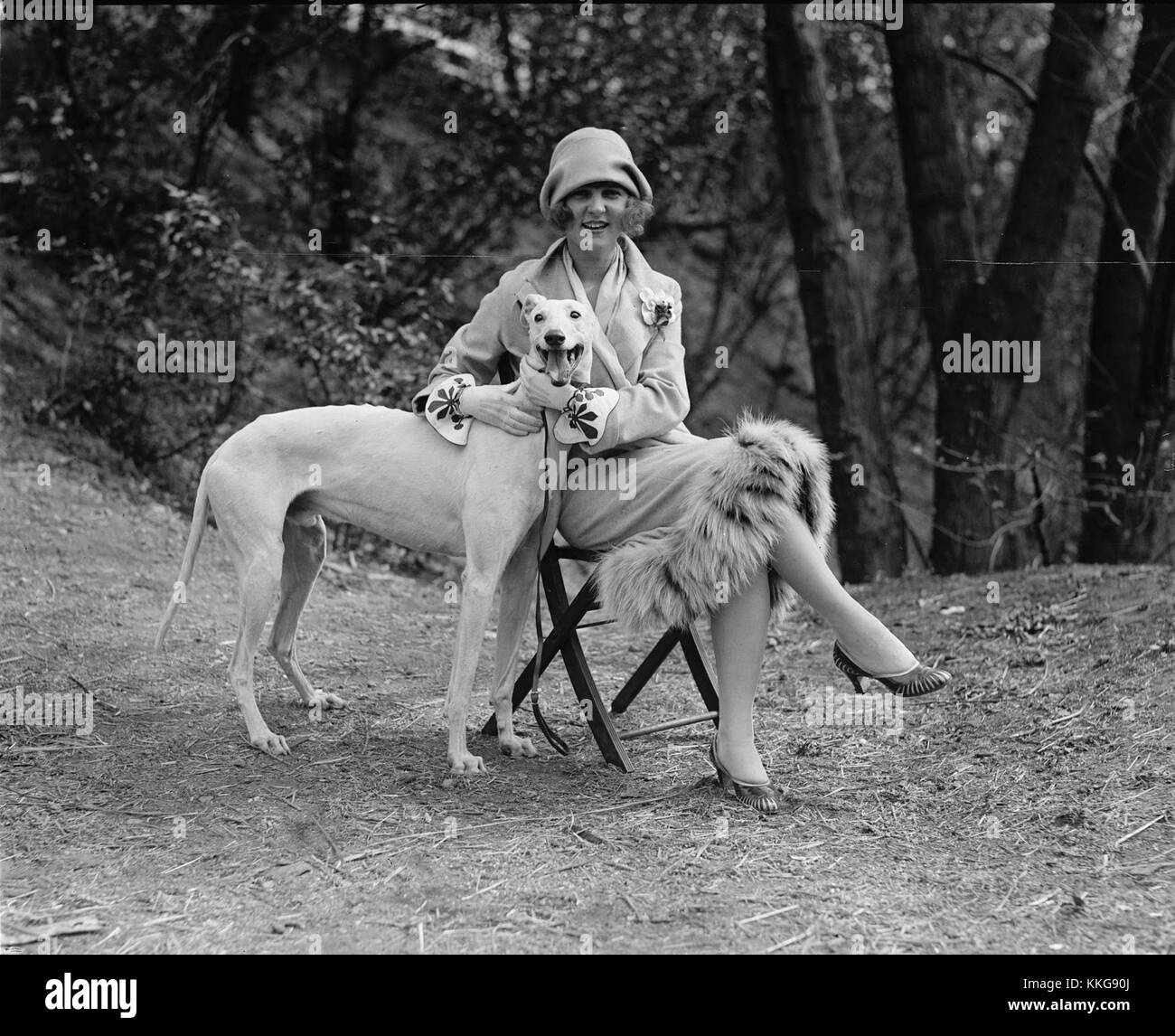 Dieses Foto zeigt Margaret Gorman neben ihrem Hund und hält einen Moment persönlicher Verbindung fest. Margaret Gorman war bekannt für ihre Rolle bei Schönheitswettbewerben des frühen 20. Jahrhunderts, und das Bild spiegelt ihren Status als frühe Prominente und Persönlichkeit des öffentlichen Lebens wider, mit einem Fokus auf ihr persönliches Leben und ihre Gesellschaft. Stockfoto