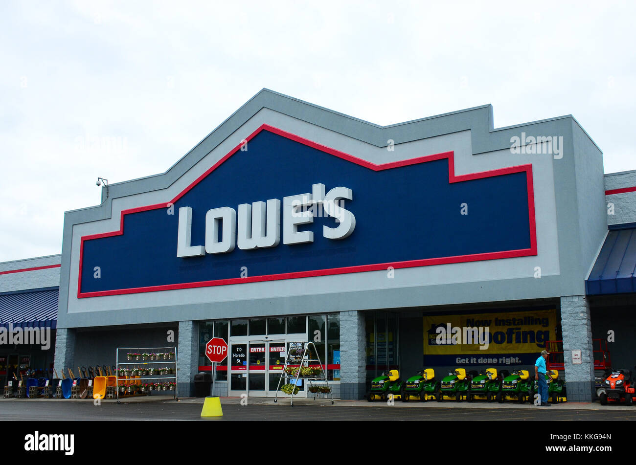 Lowes Lager für Heimwerkereinrichtungen mit Rasentraktoren, Pflanzen und Schubkarren. Stockfoto