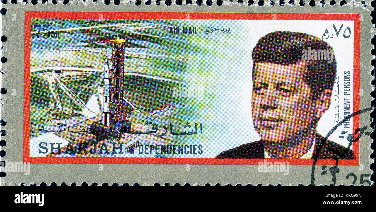 Briefmarke aus Sharjah, Vereinigte Arabische Emirate, stellt einen bedeutenden kulturellen oder historischen Moment für die Region dar. Stockfoto