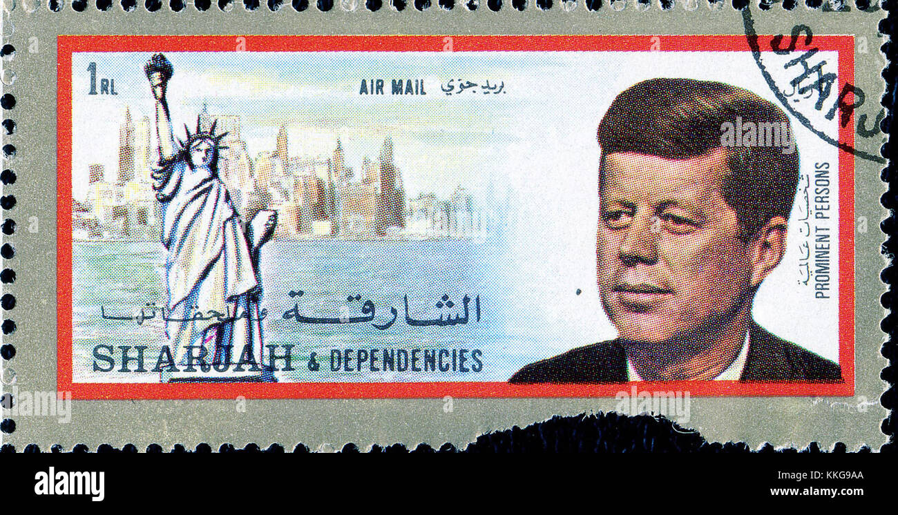 Dieser Stempel aus Sharjah, einem Teil der Vereinigten Arabischen Emirate, zeigt ein unverwechselbares Design, das die Postgeschichte und das kulturelle Erbe der Region widerspiegelt. Es repräsentiert die reichen Traditionen der Philatelie in den VAE. Stockfoto