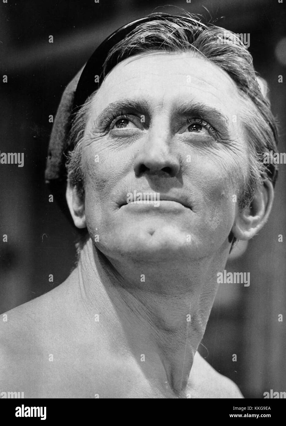 Kirk Douglas, ein bekannter US-amerikanischer Schauspieler, 1963 auf dem Höhepunkt seiner Karriere. Bekannt für seine Rollen in Filmen wie Spartacus, war Douglas in den 1950er und 1960er Jahren eine wichtige Figur in Hollywood Stockfoto