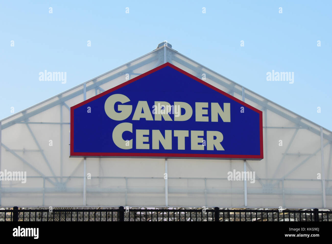 Garden Center-Schild am Vordach des Lowe's Home Center Gartengebäudes. Stockfoto