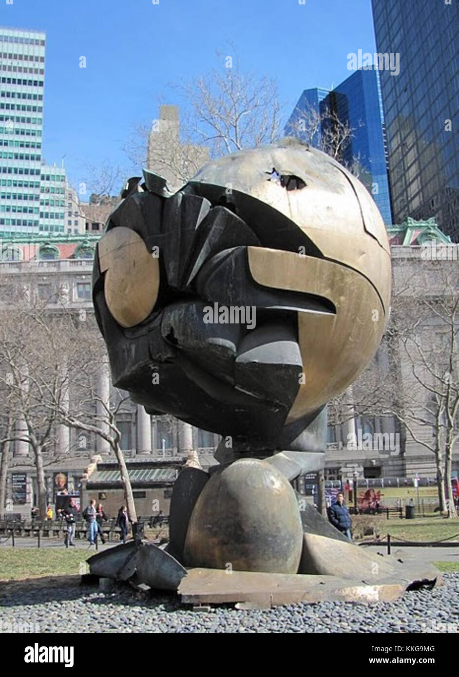 Die WTC Sphere, die von Fritz Koenig geschaffen wurde, war eine ikonische Skulptur im World Trade Center in New York City, die Frieden und Widerstandsfähigkeit vor den Ereignissen des 11. September 2001 symbolisiert. Stockfoto