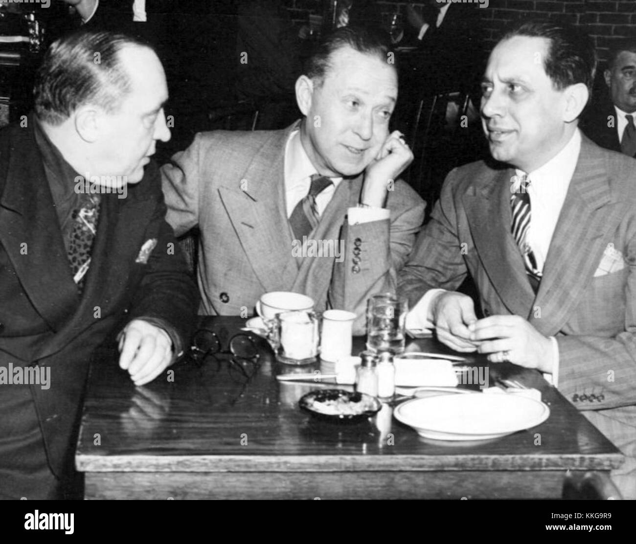 Olsen und Johnson waren ein populäres Comedy-Duo, das für seine Auftritte in Varieté und Film während des frühen 20. Jahrhunderts bekannt war. Harry Langdon, Schauspieler und Komiker, arbeitete mit ihnen an verschiedenen Projekten. Stockfoto