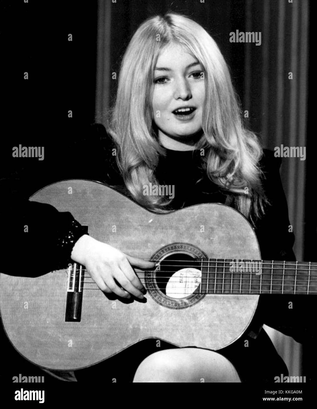 Mary Hopkin ist eine walisische Sängerin, die 1969 mit ihrem Hit That Were the Days Popularität erlangte. Bekannt für ihren volkstümlichen Stil wurde sie zu einer Kultfigur in der Musikszene der späten 1960er Jahre. Stockfoto